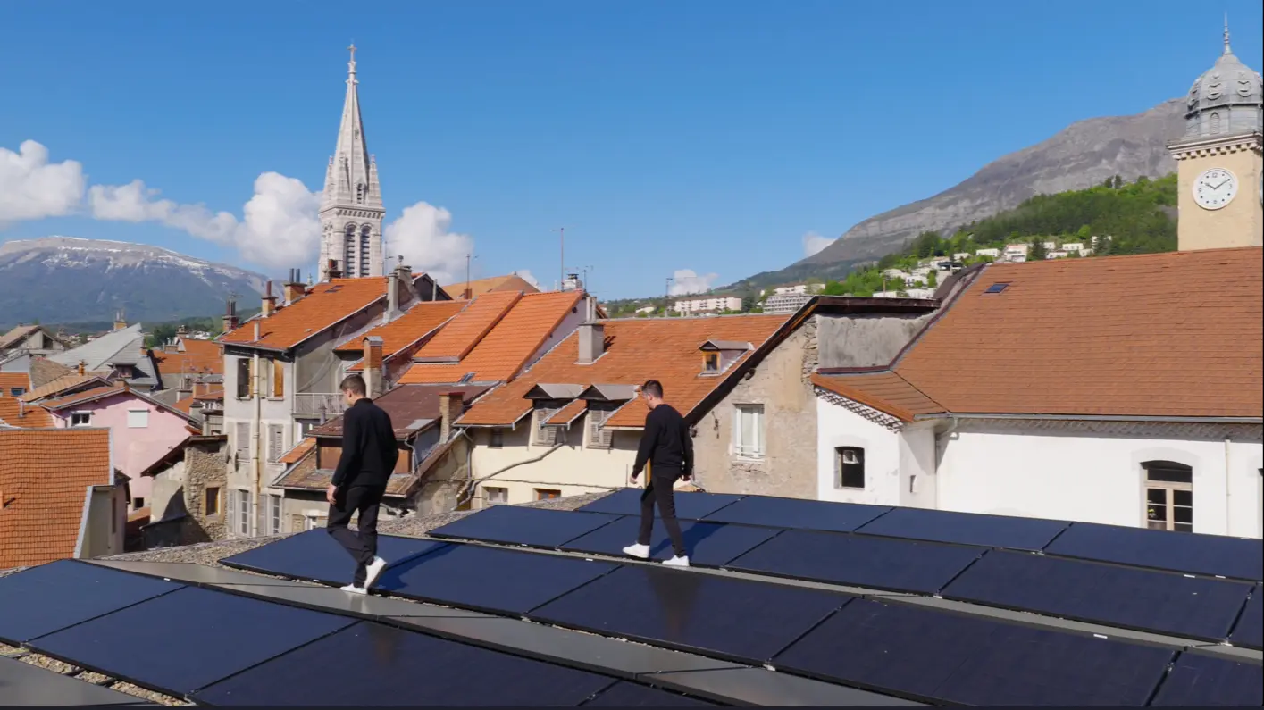 Installation photovoltaïque pour entreprise des Hautes-Alpes. Ici une photo de l'installation solaire sur le toit de la CCI des Hautes-Alpes.