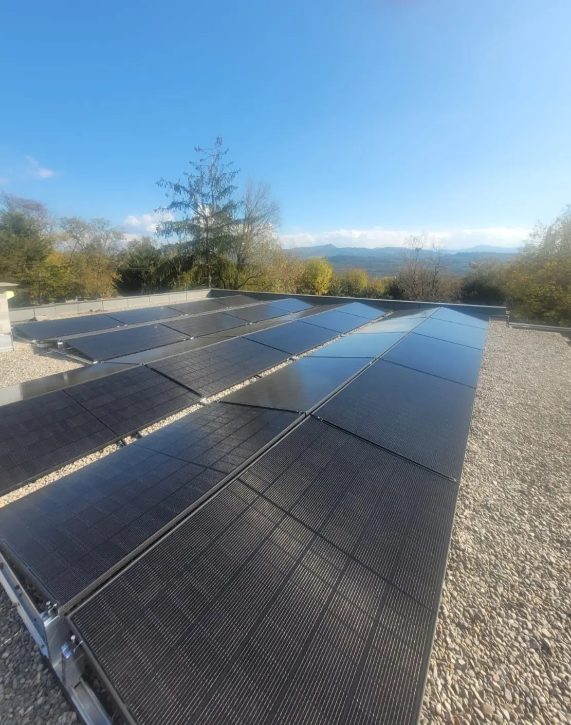 Installation photovoltaïque pour entreprise. Ici, l'installation solaire réalisée pour le camping Alpes Dauphiné dans les Hautes-Alpes