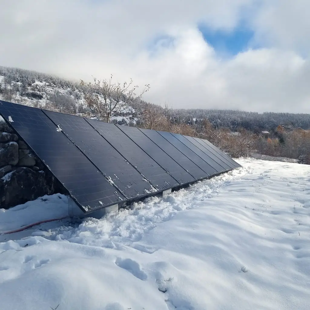 Centrale photovoltaïque au sol en montagne