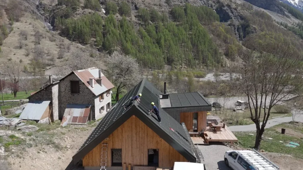 installation de panneaux solaires dans le Champsaur, à Champoléon, dans les Hautes-Alpes