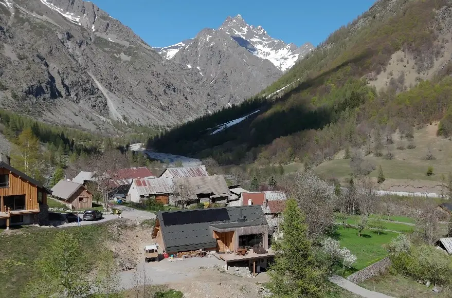 Chalet équipé en solaire, batterie et borne