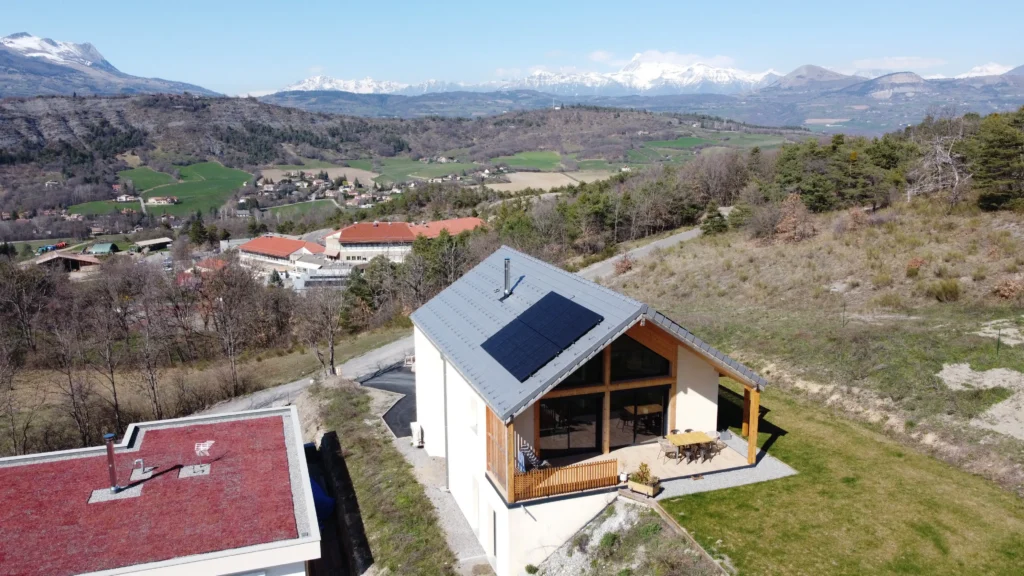 Maison solaire avec borne de recharge à Gap