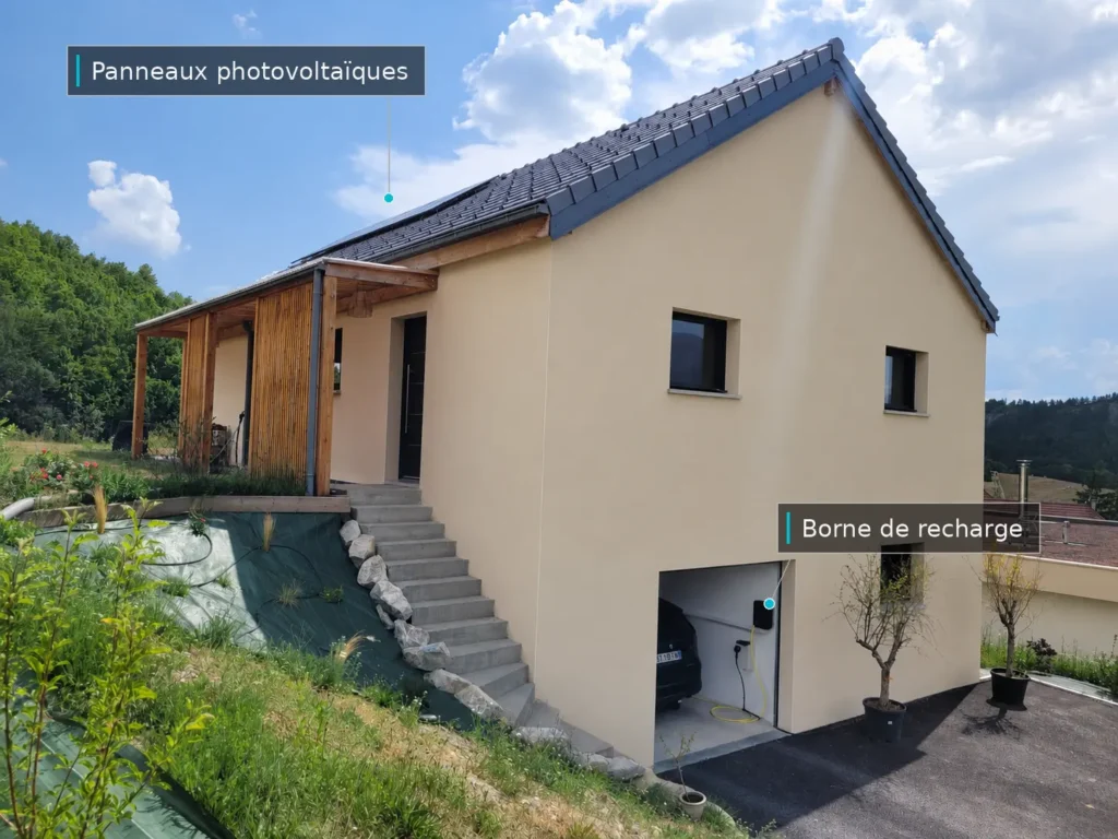 Installation de panneaux photovoltaïques pour maison dans les Hautes-Alpes et d'une borne de recharge pour véhicule électrique
