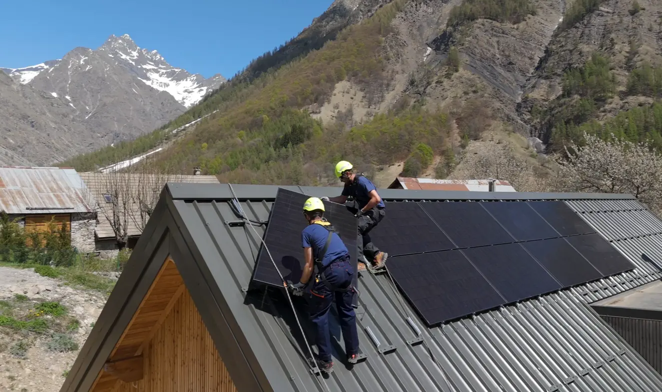 installation de panneaux solaires dans le Champsaur, à Champoléon, dans les Hautes-Alpes