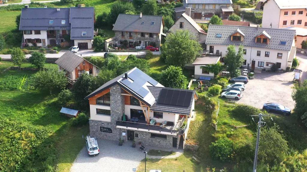 Installation de panneaux photovoltaïques pour entreprise. Ici au SPA du Vieux Chaillol, dans les Hautes-Alpes.